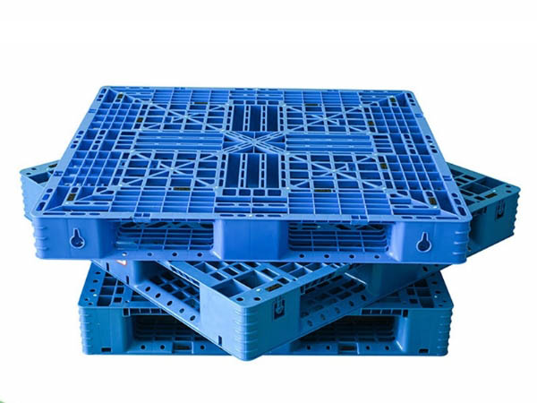 用叉車搬運(yùn)塑料托盤需要注意什么？